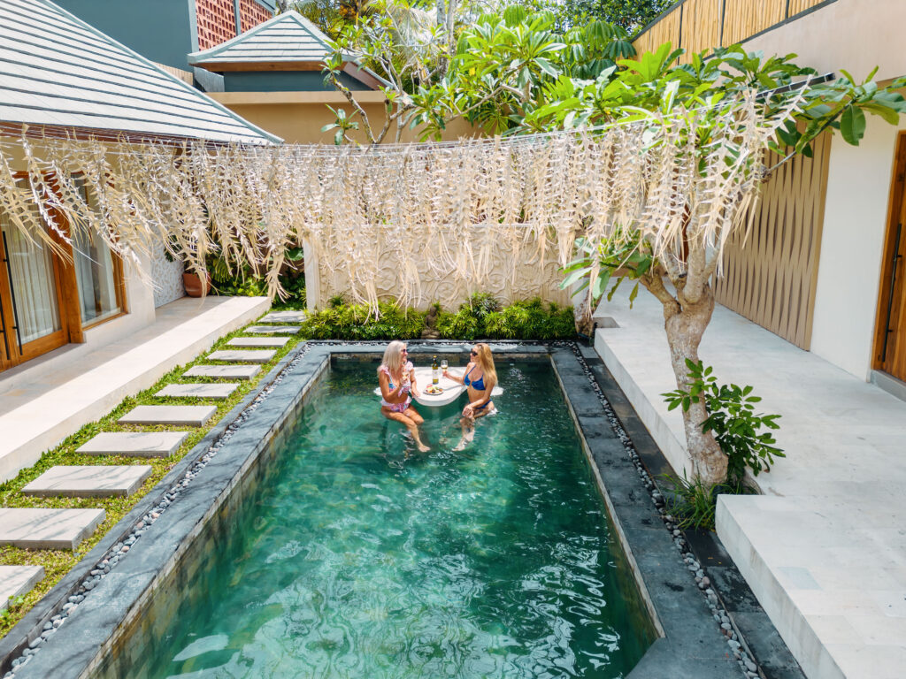  Are you in search of places to stay in Ubud to escape from the daily grind of life? Escape the hustle and bustle of southern Bali and discover the tranquility of Ubud's lush greenery and fresh air. 
