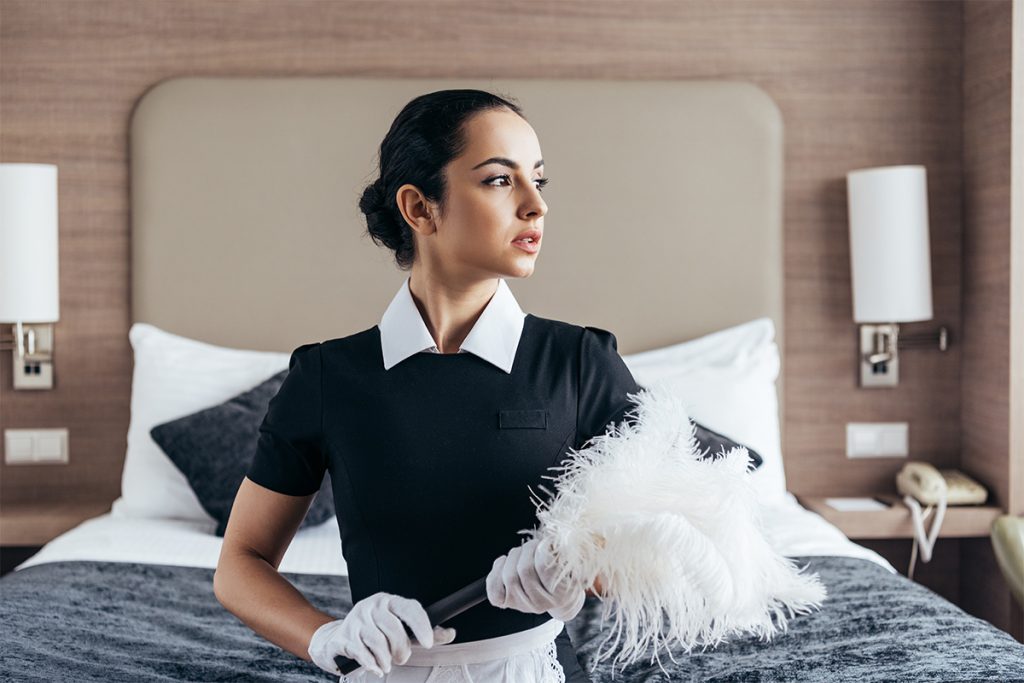 room attendant dengan membawa kemoceng