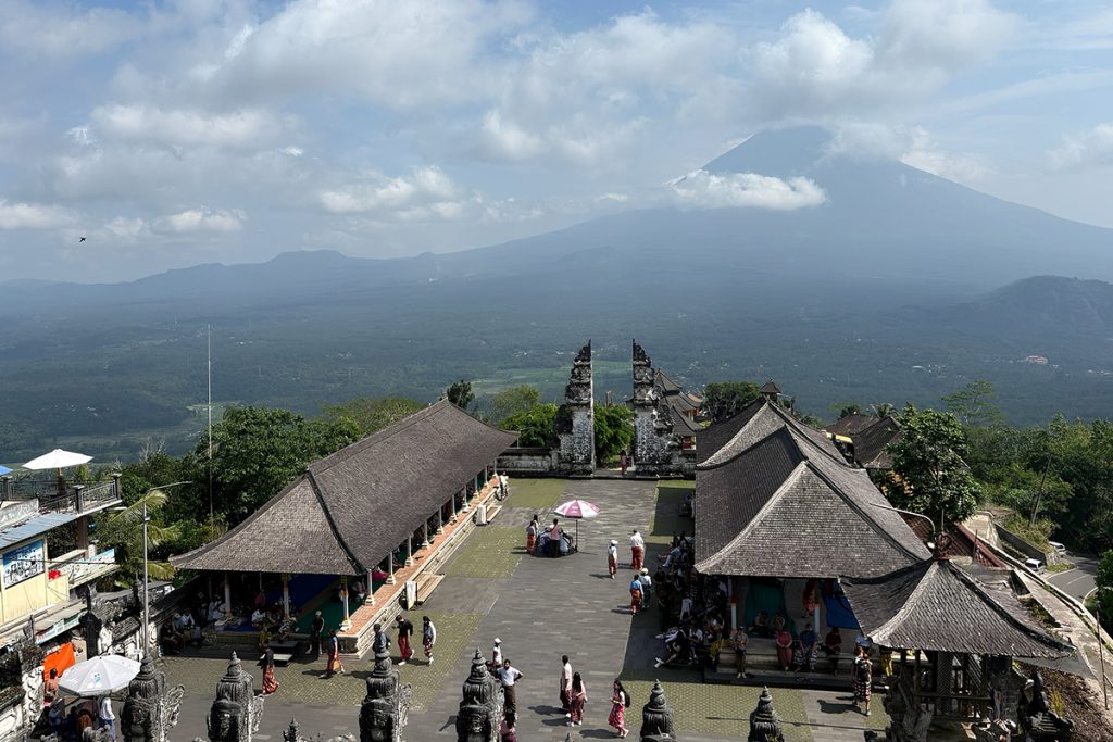 pemandangan dari atas pura lempuyang
