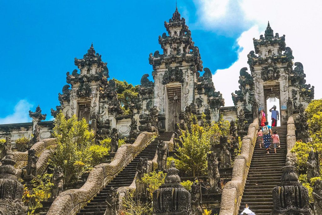 pura lempuyang tampak dari depan