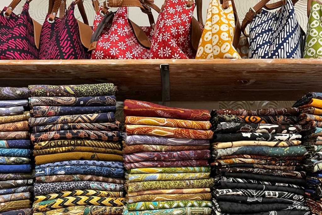 endek salah satu kerajinan khas bali yang cocok untuk oleh-oleh