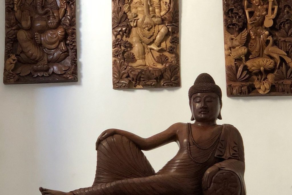 patung kayu sebagai kerajinan khas bali