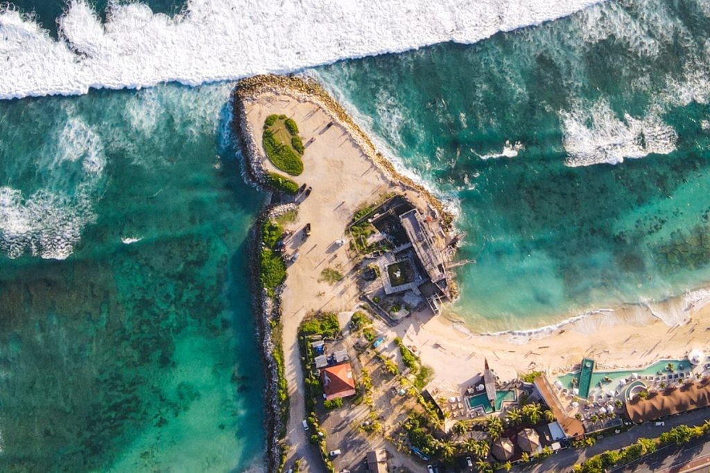 pantai di Bali yang ada tebingnya cantik