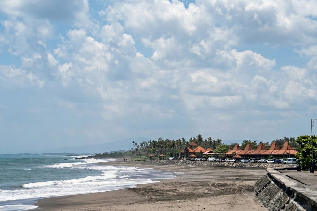 pantai pasir hitam di bali