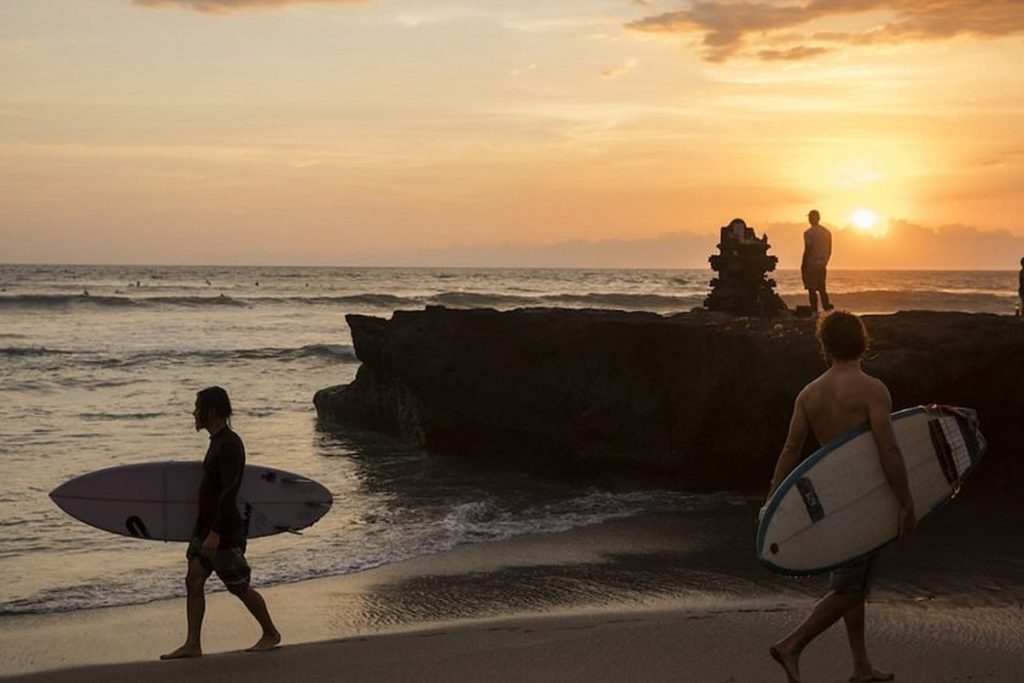 surfing di pantai batu bolong