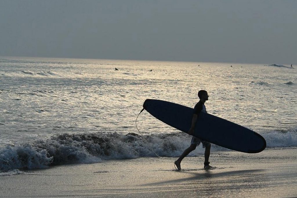 surfing di pantai echo beach
