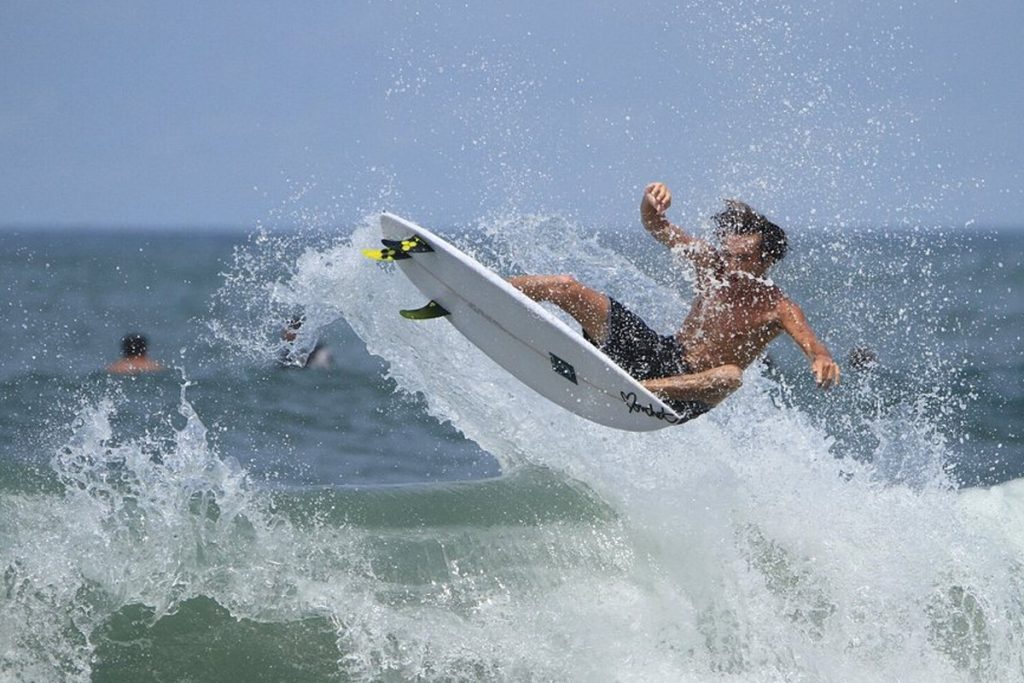pantai canggu untuk surfing